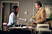 Als sich Richard (Edward Herrmann, r.) mit einer Versicherungsberatungsfirma selbstständig machen will, braucht er Lorelais (Lauren Graham, l.) Unterstützung, während Rory und Jess' Unfall für einigen Gesprächsstoff sorgt ...