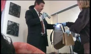 Im Appartement des ermordeten Roland Kuster finden die Beamten einen mysteriösen Rucksack.