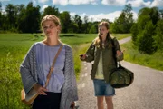 Nina Bergen (Emilia Bernsdorf, rechts) ist genervt von ihrer Mutter Julia (Mira Bartuscheck, links). Sie versteht nicht, warum sie ausgerechnet jetzt ihren kauzigen Opa Marvin auf dem Land besuchen soll.
