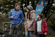 Robert (Christopher Eccleston, l.) instruiert Louisa (Harriet Cains, M.) und Joe (Max True, r.) wie sie sich verhalten sollen, um ihre Identität geheim zu halten.