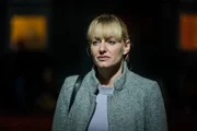 Polizistin Becky (Christine Tremarco) ist auf der Spur von Michael.