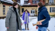 Anas (Soluna-Delta Kokol, M. mit Robin Schick, l. und Martin Walde, r.) Schmerzen werden so schlimm, dass sie verspricht, zum Arzt zu gehen.