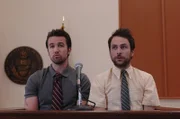 Charlie (Charlie Day, r.) und Mac (Rob McElhenney, l.) sehen nur eine Chance, sich vor Macs Vater zu verstecken: den Tod ...
