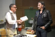 Major Carl Ribarski (Stefan Jürgens, r.) glaubt, dass die Ermordung von Professor Leanders (Bernhard Schir, l.) Frau etwas mit dessen Arbeit zu tun hat.