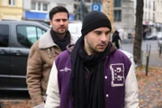 Paco (Milos Vukovic, l.) ist getroffen, dass Easy (Lars Steinhöfel) ihm seine Reue nicht abnimmt.