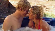 Während Jodi (Rachael Carpani) und Craig (Luke Ford) noch im Whirlpool flirten, plündern Einbrecher das Haus.