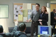 Bree (Marcia Cross, r.) hinterfragt das merkwürdige Verhalten ihres neuen Liebhabers Chuck (Jonathan Cake, 2.v.r.) gegenüber anderen Männern.