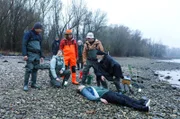 Beim Angelausflug ziehen die Rentnercops die Leiche von Levi an Land. v.l.n.r. Hui Ko, Sören Petersen, Vicky Adam, Klaus Schmitz, Reinhard Bielefelder, Komparsen Angler, Leiche Levi.