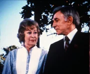 Paul (Dane Clark, r.) und Helen (Eileen Heckart, l.) sind sich einig - geschäftlich und privat.