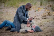 Nach einer kurzen Verfolgungsjagd, bekommt Mark (Paterson Joseph, l.) den vermissten Sam (James Burrows, r.) endlich zu fassen und gibt sich als Polizist zu erkennen.