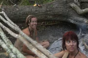 L-R: Sarah und Suzanne am Feuer.