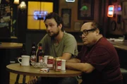 Alle sind verdächtig: Selbst Charlie (Charlie Day, l.) und Frank (Danny DeVito, r.) können sich den Ermittlungen nicht entziehen ...