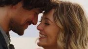 Raffaele (Jonathan Hutter) und Billie (Hanna Plaß) bereiten die Berichte über die Sehenswürdigkeiten in Apulien für Arianes Reiseblog vor und verlieben sich dabei in einander.