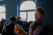 Nachdem ein Industrietaucher, der in seiner Freizeit erfolgreich das Hobby "Mermaiding" betrieben hatte, mit seiner Flosse am Beckenrand eines Freibads tot aufgefunden wird, gerät unter anderem der Schneider Jonas Dannecker (Brian Rosenkranz) ins Visier der Ermittlungen. Offensichtlich hatten die beiden Männer Streit. Um was ging es bei diesem Konflikt und endete er tödlich?