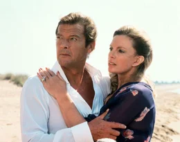 James Bond (Roger Moore), Gr&auml;fin Lisl von Schlaf (Cassandra Harris)  +++ Die Verwendung des sendungsbezogenen Materials ist nur mit dem Hinweis und Verlinkung auf RTL+ gestattet. +++