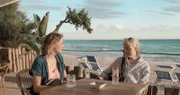 Mit Billie (Hanna Plaß, l.) und Hella (Corinna Kirchhoff, r.) reist ein ungleiches Frauen-Duo ins italienische Apulien: Während Billie ihrer an Burnout erkrankten Cousine aufopfernd hilft, hofft Hella vor allem ihre frühere Urlaubsromanze wieder zu treffen.