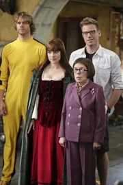 Sind überrascht, als DiNozzo ihre Hilfe braucht: (v.l.n.r.) Deeks (Eric Christian Olsen), Nell (Renée Felice Smith), Hetty (Linda Hunt) und Eric (Barrett Foa) ...