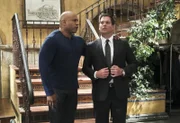 Als ein Gefangener auf einem Flug von Singapur nach Los Angeles entkommen konnte, müssen Sam (LL Cool J, l.) und DiNozzo (Michael Weatherly, r.) zusammenarbeiten ...
