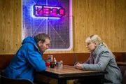 Robert (Christopher Eccleston, l.) trifft sich mit seiner ehemaligen Kollegin Becky (Christine Tremarco, r.). Er will mit ihr nochmal die Ereignisse durchgehen, die sich rund um Susans Tod abgespielt haben.
