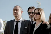 Die Kinder der ermordeten Bürgermeisterin, Dubra (Eva Fernández, re.) und Samuel (Ricardo de Barreiro, li.), wollen herausfinden, wer hinter der Tat steckt.