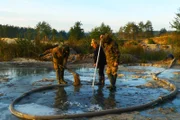 Mit selbstgebauten Pumpen, alten Feuerwehrschläuchen und Metallrohren wird der leichte Bernstein nach oben gespült.