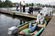 Der Mitbewohner eines alternativen Wohnprojekts wird tot in einem Ruderboot aufgefunden. Jasmin Sayed, Wolf Malletzke und Fahri Celik mit der Spusi am Ort der Leichenbergung.