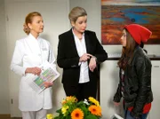 ARD/MDR IN ALLER FREUNDSCHAFT FOLGE 644, "Mit ganzem Herzen", am Dienstag (27.05.14) um 21:00 Uhr im ERSTEN. Julia Weiß (Sarah Tkotsch, re.) kommt zu spät zu ihrem ersten Arbeitstag als neue Schwester in der Sachsenklinik. Eigentlich ist sie aufgrund ihrer verstauchten Hand krank geschrieben. Weil Julia jedoch auf keinen Fall an ihrem ersten Tag fehlen will, verschweigt sie ihre Verletzung. Oberschwester Ingrid (Jutta Kammann, li.) und Verwaltungschefin Sarah Marquardt (Alexa Maria Surholt, mi.) sind wenig erfreut über den unschönen Start und ermahnen die zerknirschte Julia.