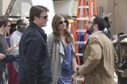 Am Filmset für "Heat Wave" stellt Castle (Nathan Fillion, l.) dem Regisseur Tony (P.J. Byrne, r.) Kate Beckett (Stana Katic, M.) vor, der sofort von ihr angetan ist.