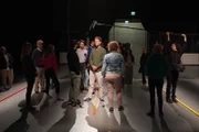 Leon Windscheid (M.) mit den Teilnehmern des Studioexperiments zu dem Thema "Scheitern".