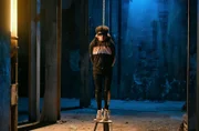 Jula (Janina Fautz) versucht, Elyas (Adrian Maaß) zu retten.