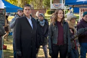 John Reese (Jim Caviezel, vorne l.); Root (Amy Acker, vorne r.)
