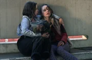 Peggy (Mathilde Bundschuh, r.) legt sich neben ihr Baby und wird ohnmächtig.