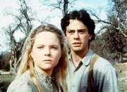 Joshua Bond (Mark Neely, r.) hat sich in Mary (Melissa Sue Anderson, l.) verliebt und versucht, sich ihr zu nähern.