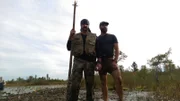 Joe Teti, mit Werkzeug, und Matt Graham im Sumpfwasser.