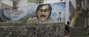 In Medellín erinnert eine Wandmalerei an Pablo Escobar. Auf Spanisch steht dort geschrieben: "Willkommen im Pablo-Escobar-Viertel. Hier liegt Frieden in der Luft".