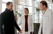 Der neue Klinikleiter Dr. Martin Stein (Bernhard Bettermann, re.) und Chefarzt Dr. Kai Hoffmann (Julian Weigend, li.) kommen einfach nicht auf einen grünen Zweig. Jedes noch so kleine Problem führt direkt in eine lautstarke Auseinandersetzung und in Kompetenzgerangel. Kais Freundin Dr. Maria Weber (Annett Renneberg, mi.) muss immer wieder zwischen den beiden Streithähnen vermitteln.