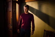 Tom Brook (Stephen Moyer) glaubt den Entführer zu kennen. Doch er braucht noch mehr Indizien, um wirklich sicher zu sein.