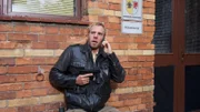 Als Lars Pöhlmann (Dominic Boeer) zurückkommt, hört er Schüsse im Revier fallen. Die Tür ist verriegelt. Was ist drinnen vorgefallen?