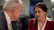Als Maxi (Katharina Scheuba, r.) den tief betrübten Werner (Dirk Galuba, l.) sieht, wirft sie ihren Entschluss um und verspricht, ihn nicht im Stich zu lassen.