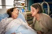 Elvira (Friederike Frerichs, r.) will nicht, dass Lotte (Hiltrud Hauschke, l.) der Polizei sagt, was geschehen ist.