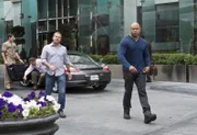 Durchsuchen die Stadt, nachdem ein Gefangener auf einem Flug von Singapur nach Los Angeles entkommen konnte: Callen (Chris O'Donnell, l.) und Sam (LL Cool J, r.) ...