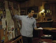 Dennis (Glenn Howerton) leitet die Ermittlungen. Wer hat in das Bett gemacht?