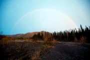 Ein Regenbogen über dem Camp von Michael Manzo in der Nähe des Nation River in Alaska. (National Geographic/Matt Hardy)