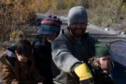Kaleb und Brittany Rowland mit ihren Kindern Gilbert und Elovie, die die Zeit als Familie genießen. (National Geographic/Terry Pratt)