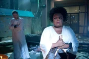 Eine Social-Network-App, die es den Studenten erlaubt einander zu bewerten, macht Shirley (Yvette Nicole Brown, r.) zum absoluten Überflieger des Greendale College, während Jeff (Joel McHale, l.) mit dem ganzen Bewertungssystem wenig anfangen kann ...