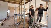 Mia und Dennis Böhk sanieren einen kleinen ehemaligen Bauernhof. Im Wohnhaus heißt es: Alles muss raus.