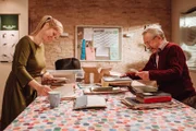 Vera (Sybille Waury) und Gerstl (Gerd Lohmeyer) machen sich begeistert an die Arbeit zur Lansinger Dorfchronik-Ausstellung.