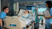 Elias Bähr (Stefan Ruppe, l.) hält Wache am Bett seiner Schwester (Ella-Maria Gollmer, M.) während Prof. Patzelt (Marijam Agischewa, r.) kontinuierlich den Gesundheitszustand von Suse überprüft.