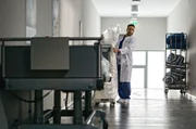 Matteo Moreau (Mike Adler) prüft alte medizinische Geräte im Klinikum und schmiedet dabei ungewöhnliche Pläne.