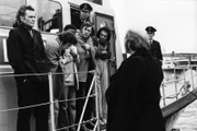 Peter Jörgensen (Christoph Quest, vorne rechts) wartet darauf, dass Kapitän Meider (Hans Heine, links) und seine geretteten Besatzungsmitglieder von Bord gehen.